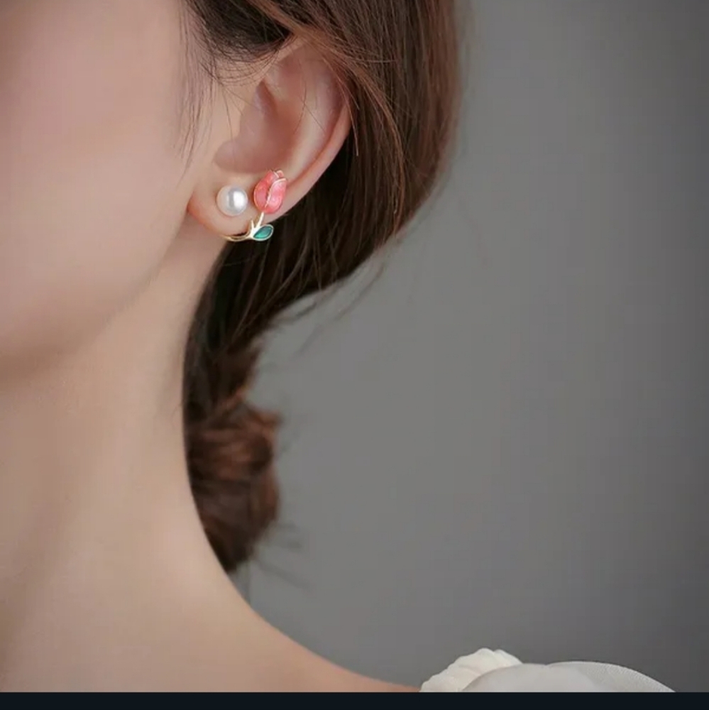🌷⚘️NEW🌷⚘️BEAUTIFUL!! Tulip and Faux Pearl Earrings in GOLD 🌷⚘️ - Picture 3 of 16